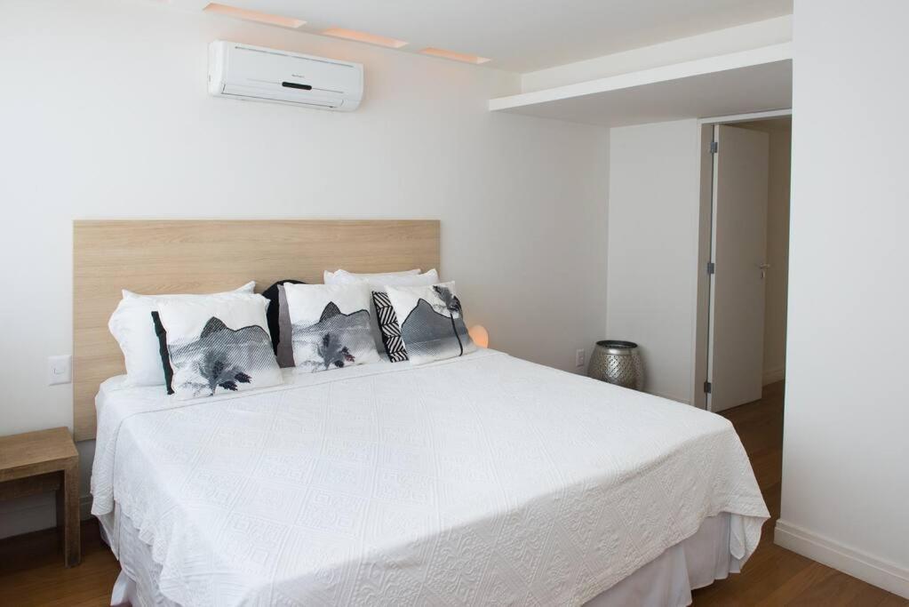 4 Bedroom Penhouse With Pool In Leblon 012 *